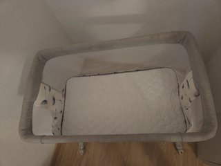 Minicuna gris con ruedas