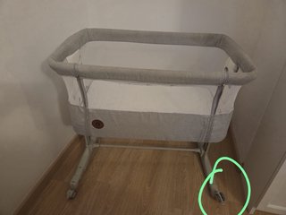 Minicuna gris con ruedas