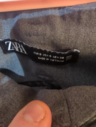 Traje Gris con camiseta y cinturón.