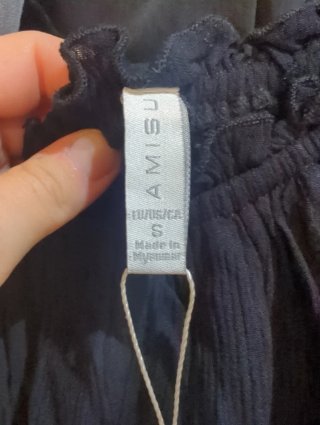 Traje Gris con camiseta y cinturón.