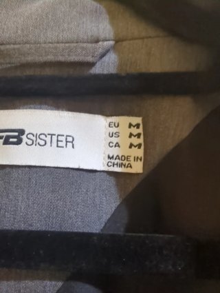 Traje Gris con camiseta y cinturón.