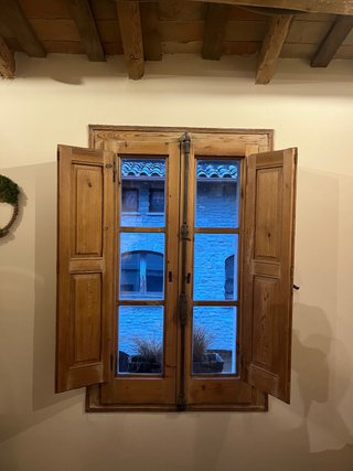 Ventana Antigua de Madera con Porticones herrajes