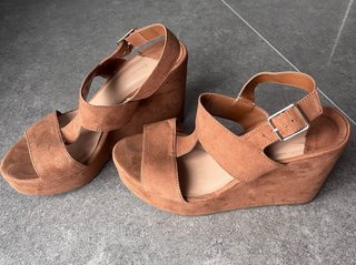 Sandalias de cuña Stradivarius
