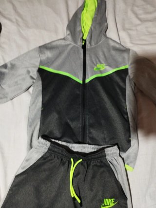Chándal Nike Gris y Verde Talla 9/10