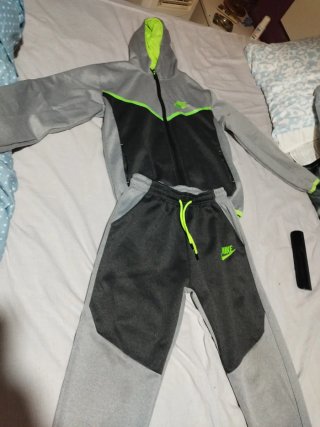 Chándal Nike Gris y Verde Talla 9/10
