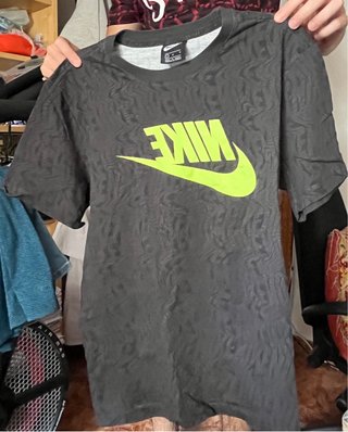 Camiseta Nike Negra con Logo Verde