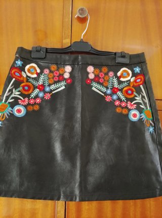 Falda Negra con Bordados Florales
