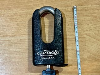 Candado Antirrobo Artago 69T7 + soporte específico
