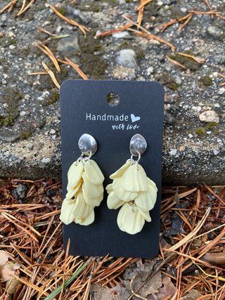 Pendientes de arcilla hechos a mano
