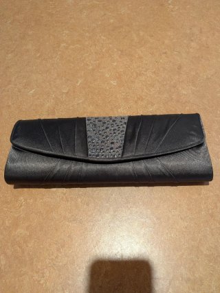 Bolso de fiesta marrón.