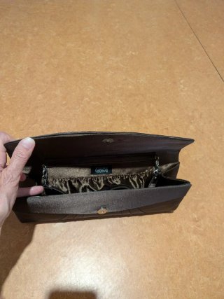Bolso de fiesta marrón.