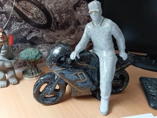 Maqueta de moto de cerámica