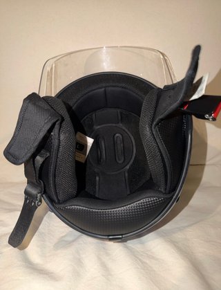 Casco de moto azul con visera