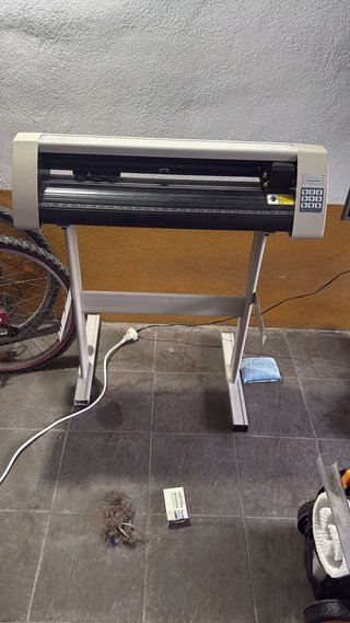 Plotter de Vinilo Beige y Negro