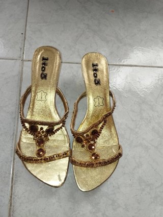 Sandalias doradas 1to3 con pedrería