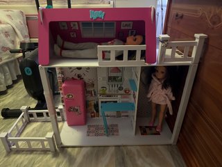 Casita Nancy con dos muñecas