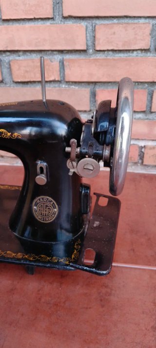 Máquina de coser Alfa antigua