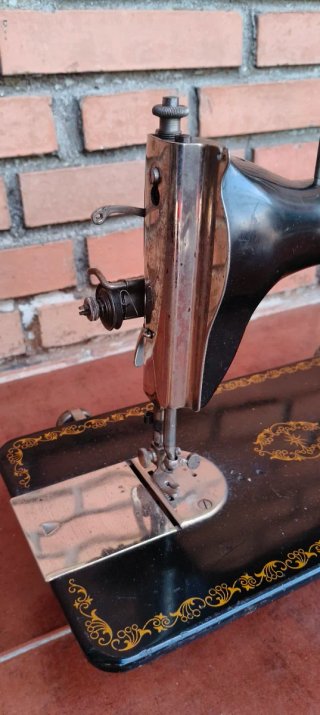 Máquina de coser Alfa antigua