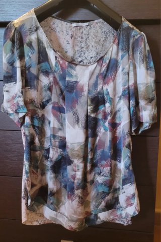 Blusa a maniche corte stampa astratta