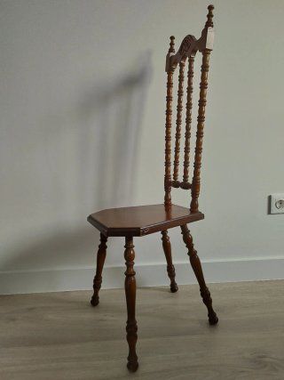 Silla antigua de madera vintage
