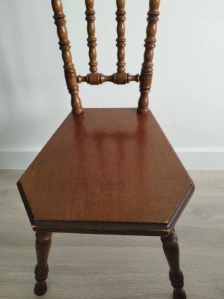 Silla antigua de madera vintage