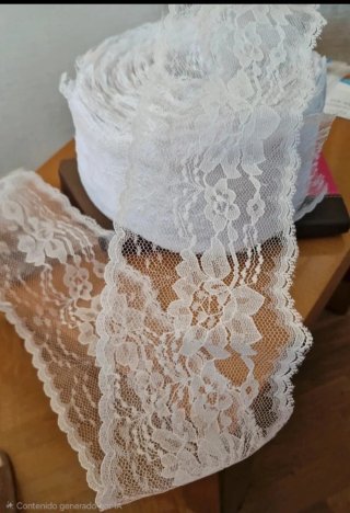 Encaje floral blanco.