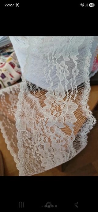 Encaje floral blanco.