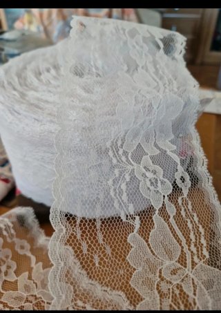 Encaje floral blanco.