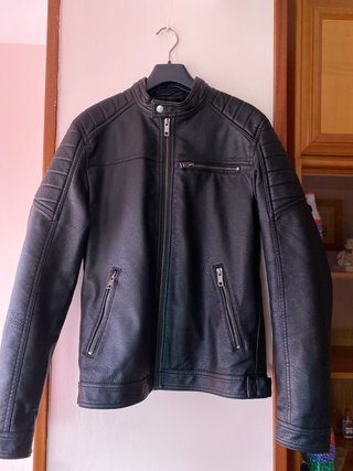 Cazadora de piel sintética (poliéster). Talla M