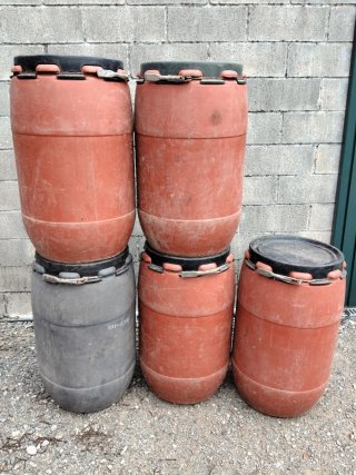 Bidones de plástico (varios colores)