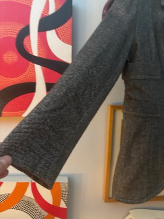 Chaqueta Entallada Gris con Hombreras