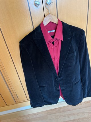 Traje de Hombre Negro con Camisa Roja