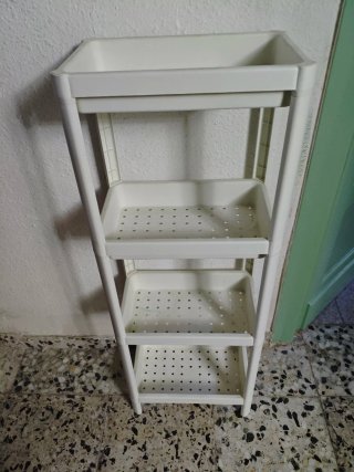 IKEA - Estantería auxiliar baja blanca.