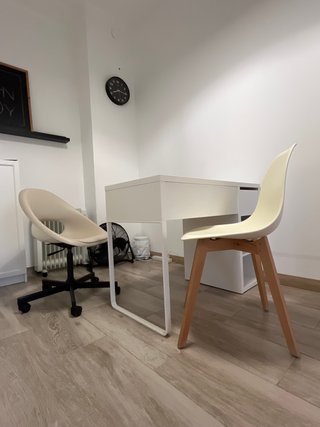 Escritorio con 2 sillas