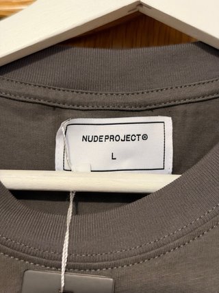 Camiseta Nude Project