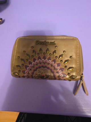 Monedero Desigual Dorado con Tachuelas