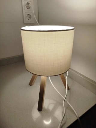 Lámpara de mesa de Ikea tela y madera