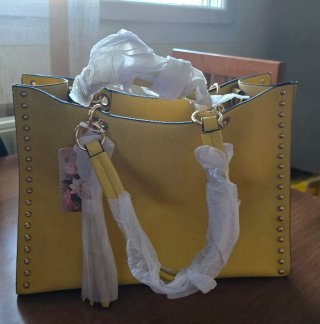 Bolso Amarillo Mostaza con Tachuelas
