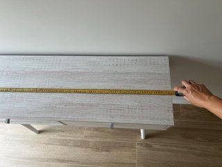 Mueble recibidor blanco y madera