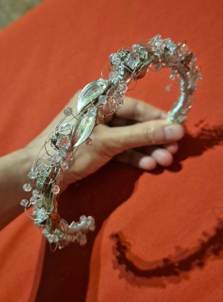 Tiara de Novia Plateada con Cristales y Hojas