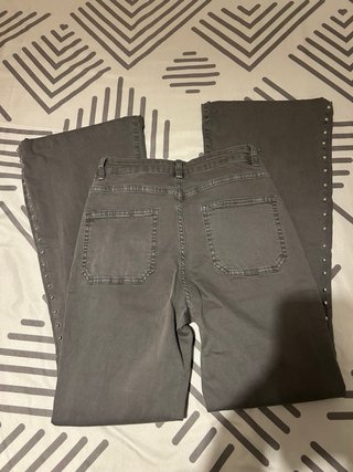 Pantalones Campana Grises con Tachuelas