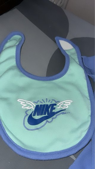 Set Body y Babero Nike para Bebé