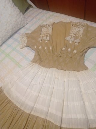 Vestido largo beige y blanco