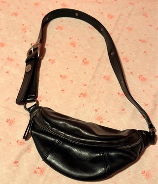 Riñonera Pull&Bear tachuelas mujer