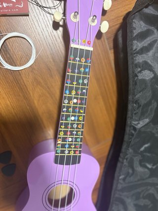 Ukelele Soprano WINZZ Morado 21” con Kit