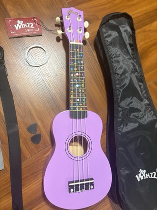 Ukelele Soprano WINZZ Morado 21” con Kit