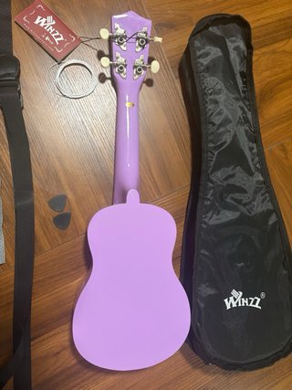 Ukelele Soprano WINZZ Morado 21” con Kit
