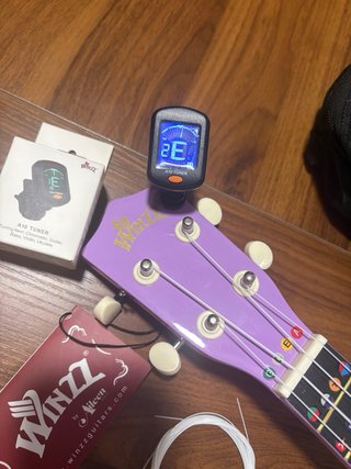 Ukelele Soprano WINZZ Morado 21” con Kit