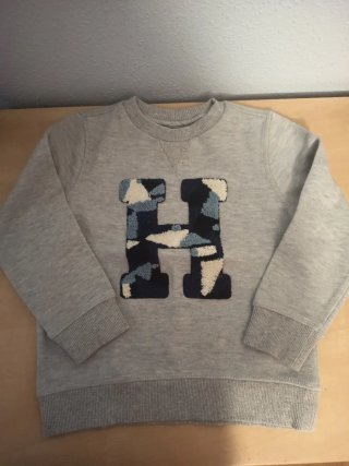 Sudadera gris con letra H 104 cm