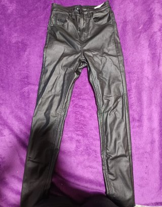 Pantalón efecto cuero pitillo negro